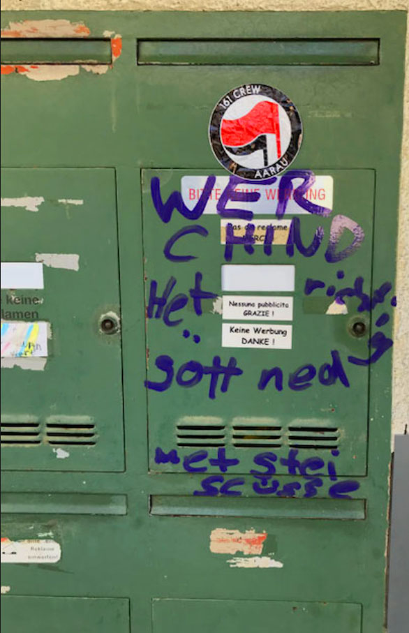 Mit «Nazi» Aktionen wird aus den Reihen der neofaschistischen Juso, Antifa und der Jungen Grünen gegen eine behinderte Aarauer Familie «Doxing» und Rufmord im Internet und in deren Wohnquartier betrieben. Selbst vor Gewaltankündigungen gegen die gemeinsame Tochter machen die linksextremistischen Täter nicht halt. Stephan Steve Schmid bildklang Aarau. Mit «Nazi» Aktionen wird aus den Reihen der neofaschistischen Juso, Antifa und der Jungen Grünen gegen eine behinderte Aarauer Familie «Doxing» und Rufmord im Internet und in deren Wohnquartier betrieben. Selbst vor Gewaltankündigungen gegen die gemeinsame Tochter machen die linksextremistischen Täter nicht halt. Stephan Steve Schmid bildklang Aarau.
