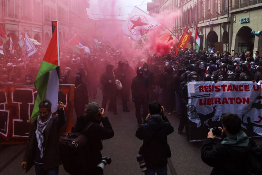Anitfa_Demo_Palastina Unbewilligte antisemitische Palästina-Demo in Bern: Linksradikale Ausschreitungen vor Synagoge durch Polizei verhindert. Beteiligte Mitglieder der «Antifa Aarau» haben Sendegefäss beim Lokal Radio «Kanal-K».