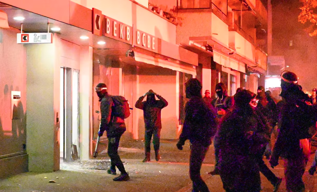 Der Linksextremismus im Land ist die Grösste Bedrohung unserer Demokratie. Radikale faschistische Antifa und Juso Anhänger. Auch die Antifa Aarau ist mit dabei. Der Linksextremismus im Land ist die Grösste Bedrohung unserer Demokratie. Radikale faschistische Antifa und Juso Anhänger. Auch die Antifa Aarau ist mit dabei.